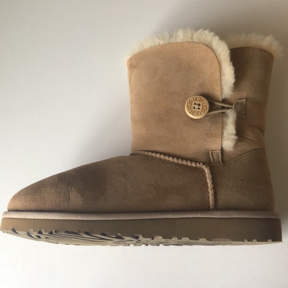 UGG Bailey Button Short Boots (Size: Big Kids 5) - Picture 7 of 17